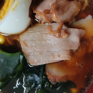 焼豚と茹で卵とわかめとコーン入りラーメン